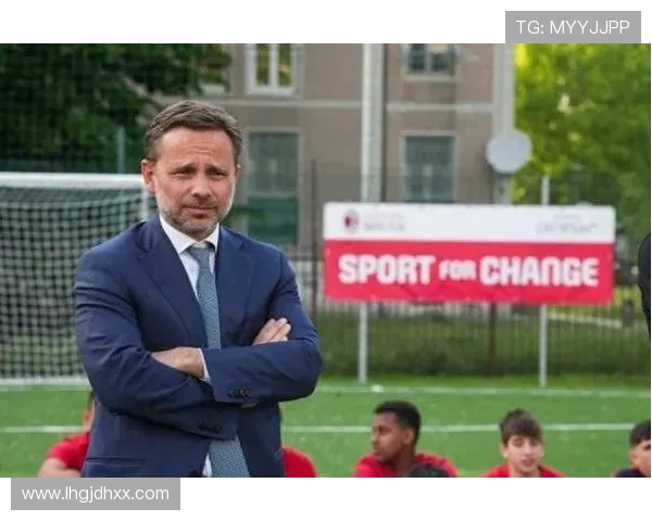 AC米兰老板卡尔迪纳莱出席意甲会议引发关注与讨论 AC米兰老板卡尔迪纳莱出席意甲会议引发关注与讨论